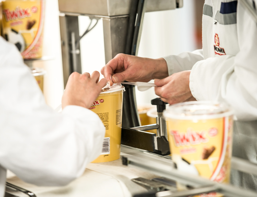 <span>Kwetsbare chocolade</span> verpakken is precisiewerk